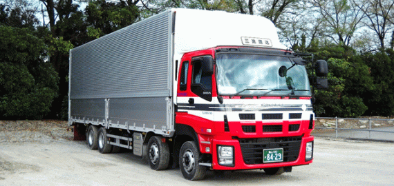 赤色のトラックが目印