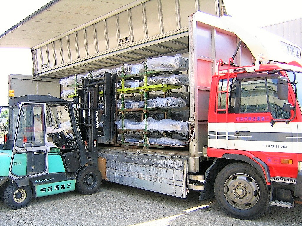 フォークリフトでアルミを積込